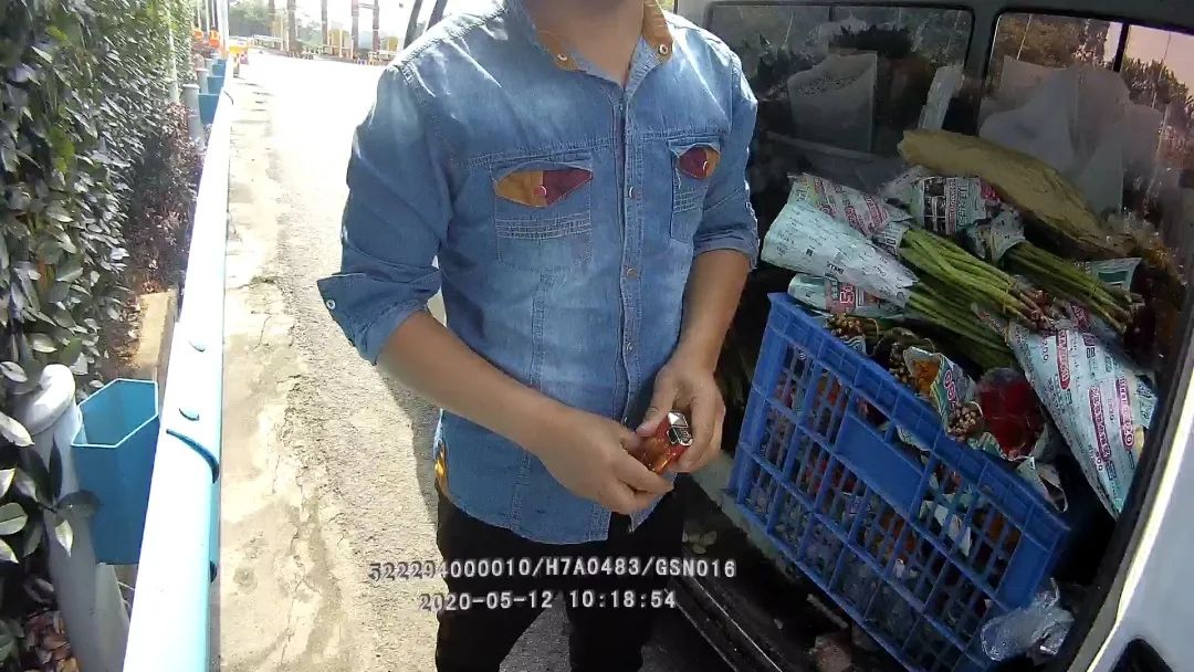 罚！小型普通客车改装成“流动花店”