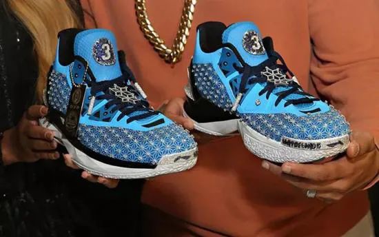 乔丹体育一双鞋大约多少钱,乔丹一双参赛球鞋拍卖出147美万元