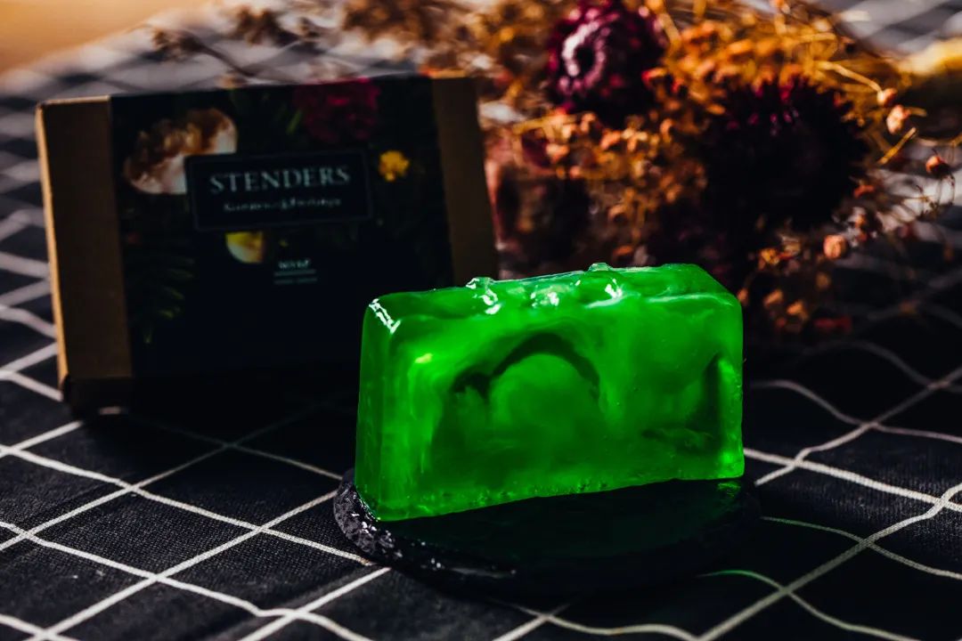 北欧拉脱维亚人将古龙香水、蜂巢塞进香皂...一块从头洗到脚，干净省事