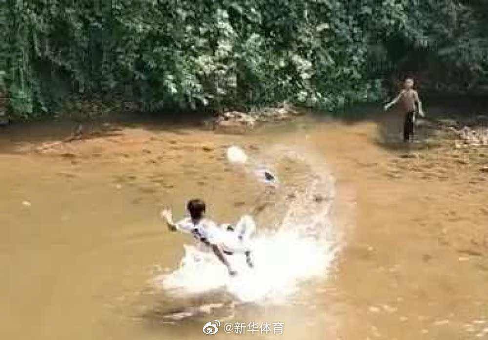 中国小伙水里练球,水中踢球的少年考上大学