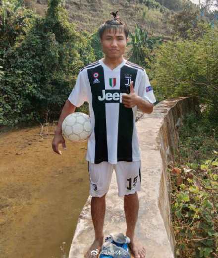 中国小伙水里练球,水中踢球的少年考上大学