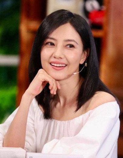 赵丽颖产后现身穿着十分朴素低调,赵丽颖产后复出脸型变化