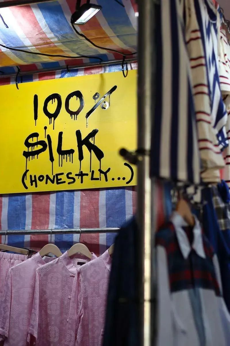 潮流圈早已盛行的“摆摊文化”，是品牌“名利场”还是卖鞋赚40万刀的神话？