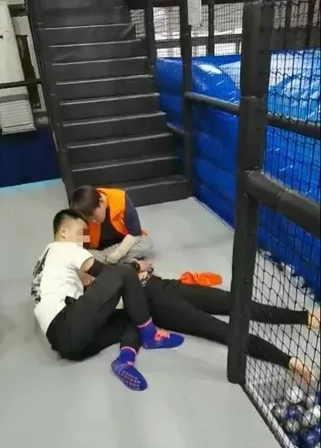 游乐场事故责任谁来担,孩子在游乐场摔骨折谁来担责