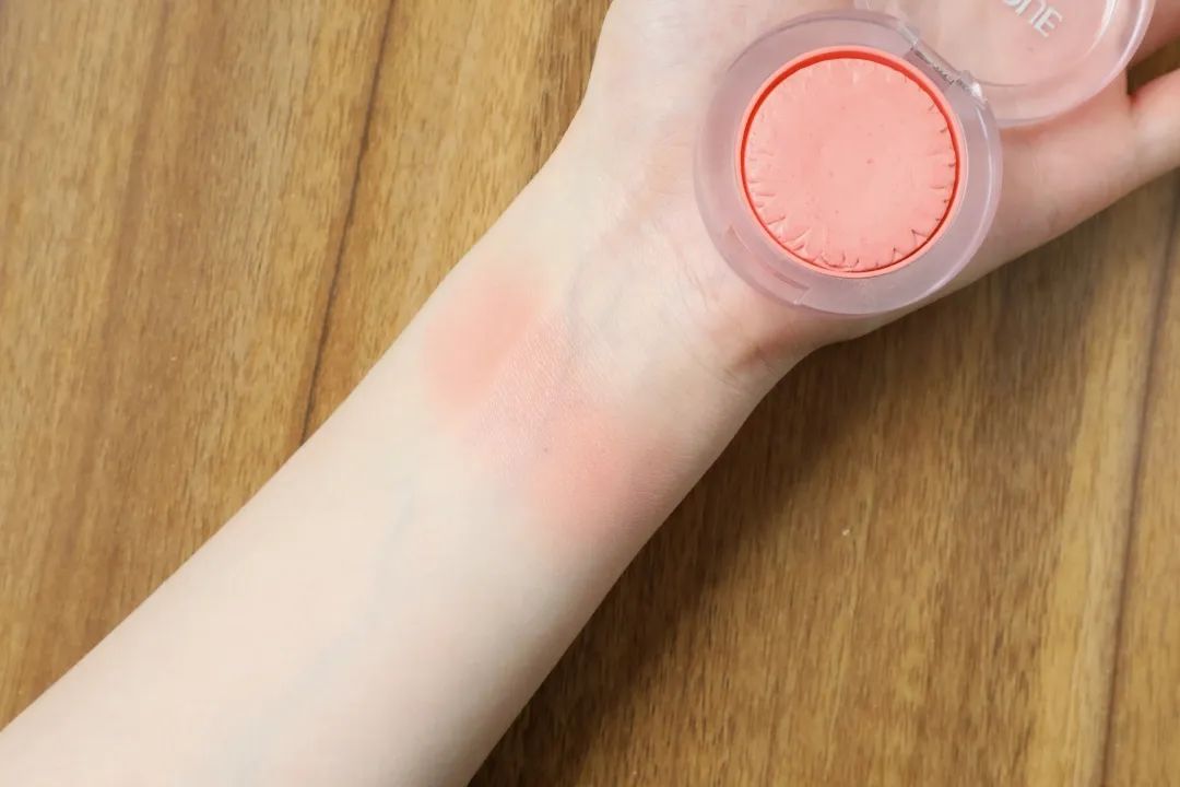 周雨彤泪沟神器,周雨彤的泪沟神器