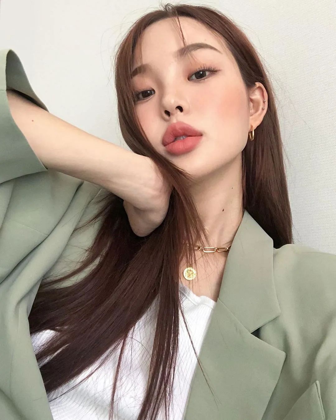 开完双眼皮为什么要往上看,开过的双眼皮可以再埋线吗