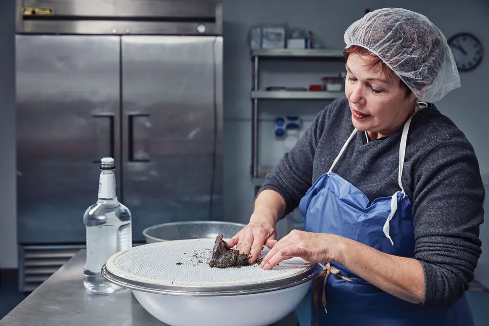 国外贵族用手背吃鱼子酱,鱼子酱放手背吃