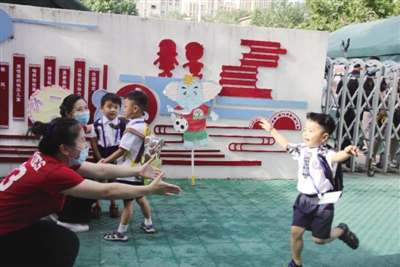 载欣载奔，来个抱抱，高新一幼复学啦