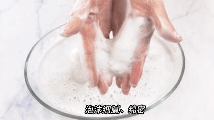 挤痘痘出来的白色长条状是什么,痘痘黑头挤出白颗粒