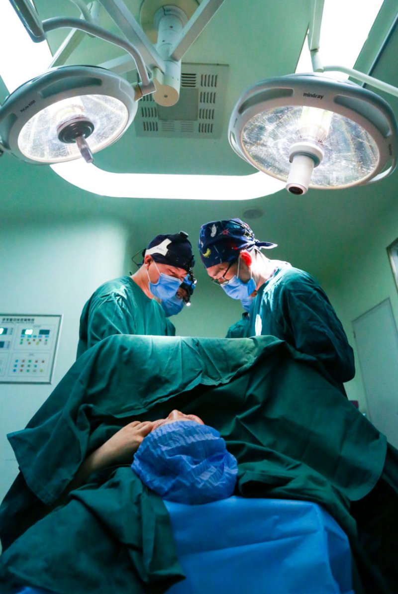 奥美定隆胸取出后凹陷,奥美定隆胸后取出算大手术吗