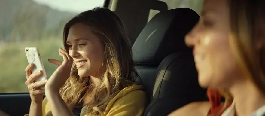 女子街头跟两名外国人热舞,几名女子街头跳舞