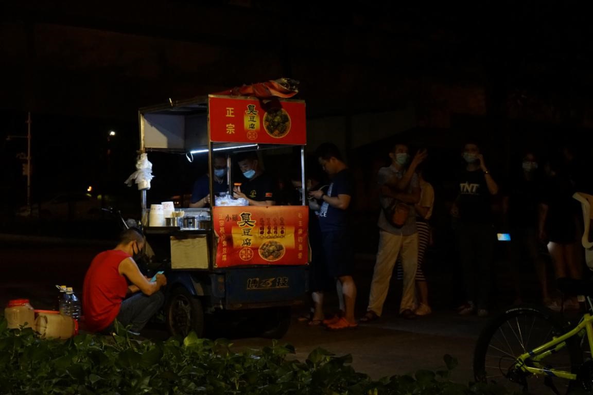 “代购、15个微信群”,只为了一口臭豆腐丨原创