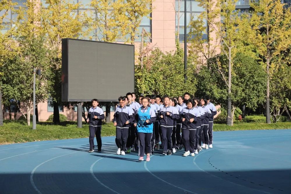 滨江学校体育节,深圳学校每天开设一节体育课