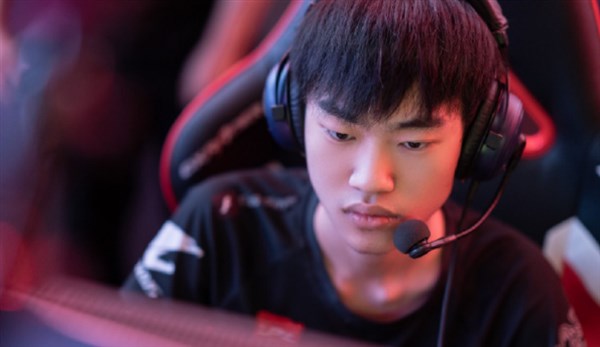 知名电竞选手uzi,uzi网吧视频