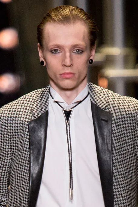 男人脖子里挂啥好,男人脖子上的痣的解释图