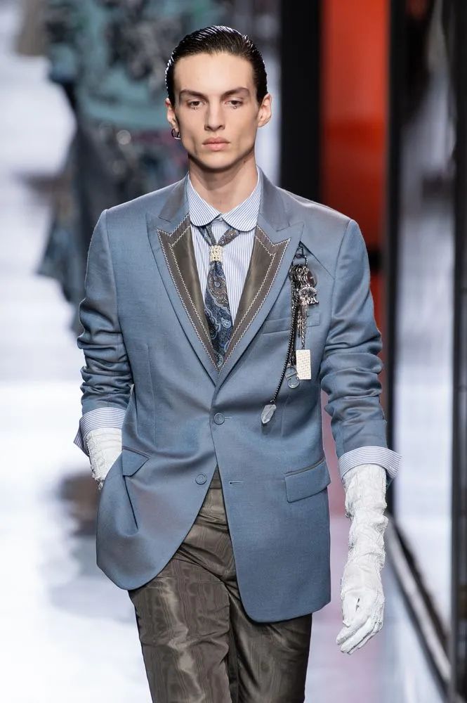 男人脖子里挂啥好,男人脖子上的痣的解释图