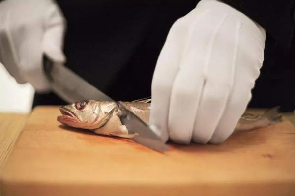 女孩手背溃烂,女孩手部溃烂是什么病