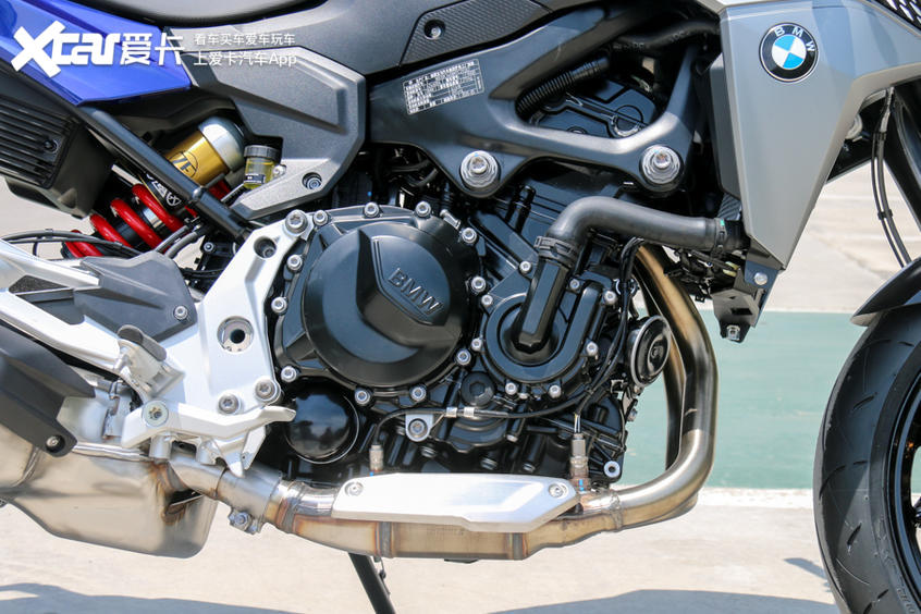 宝马f900r旅行版和运动版怎么选,新款宝马大小眼街车