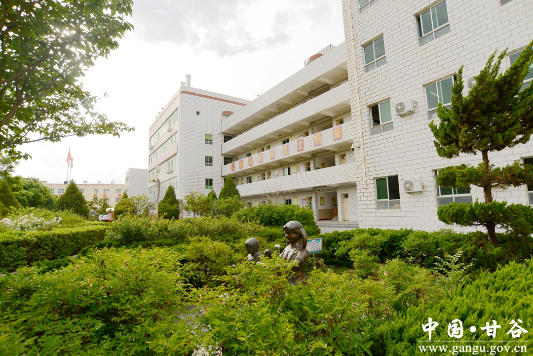 甘谷县西关中学校长牛维录,全心全意办好百姓家门口的学校