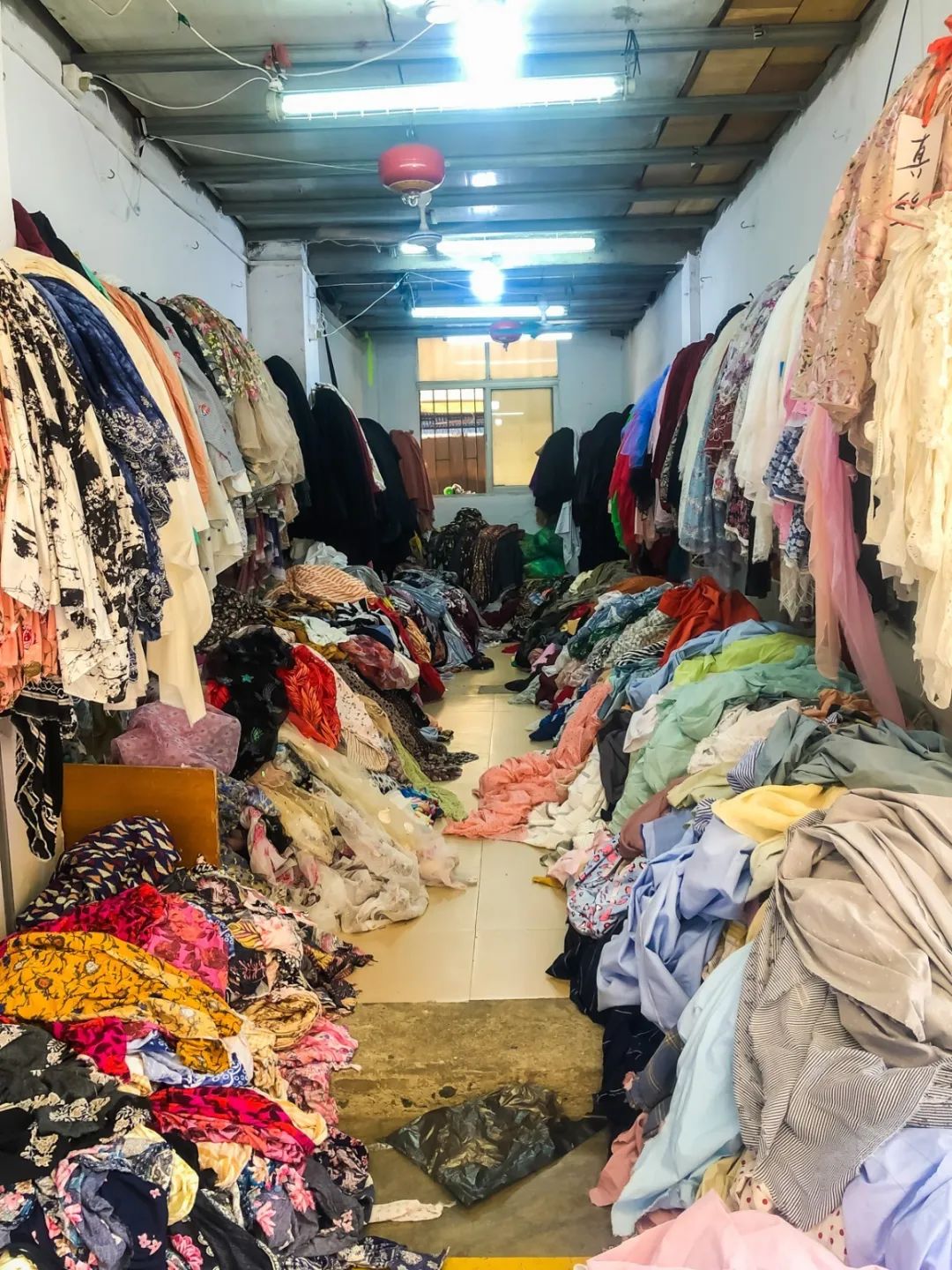 广州地铁晓港站的布料市场,晓港地铁站出口