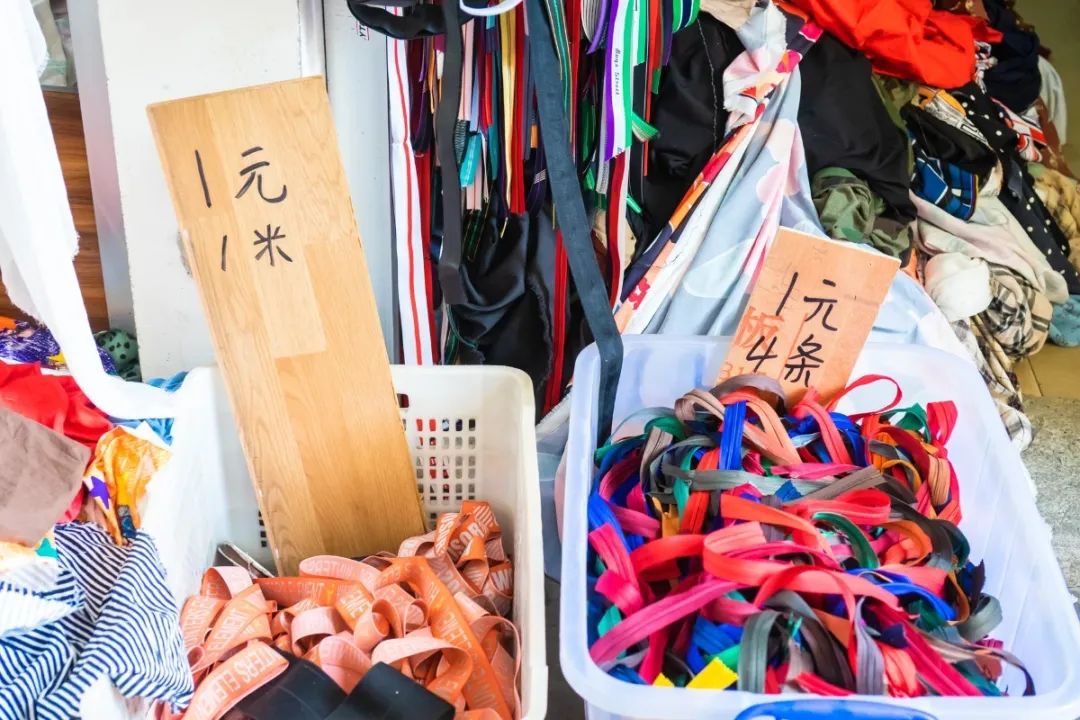 广州地铁晓港站的布料市场,晓港地铁站出口