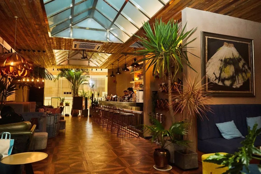 成都的夜，回归了！整个8月，大牌集体跨界酒吧推联名好酒好食，特惠来了→