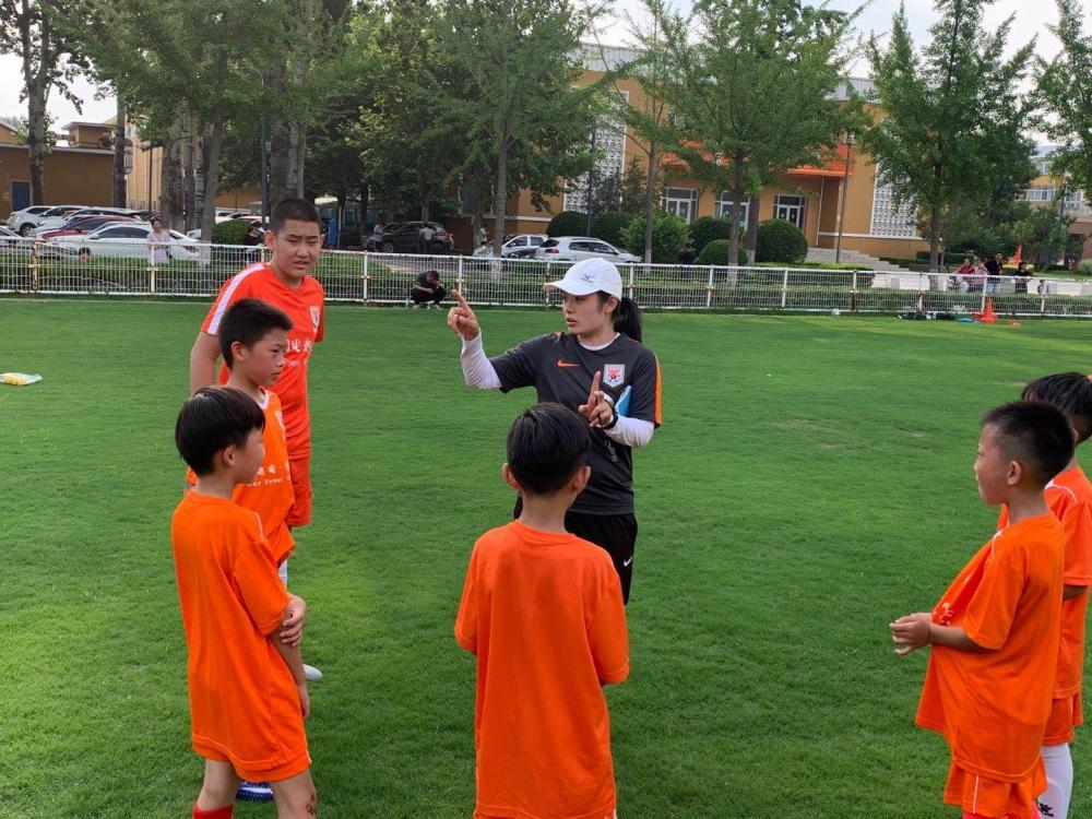 享受最专业最快乐的足球，鲁能青训足球训练营开营