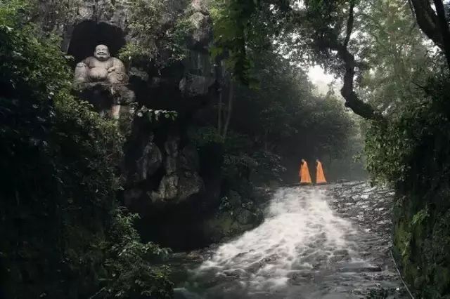 灵隐寺招人火爆热搜，不用出家！当初入职90后小伙再度走红：一年半瘦20斤，8小时上班制，KPI随缘