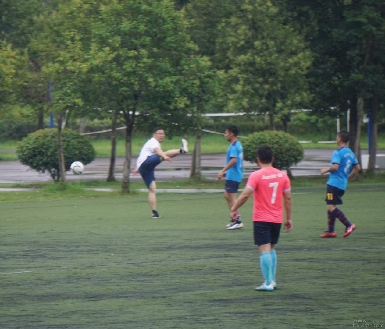 雨中足球,雨中足球图