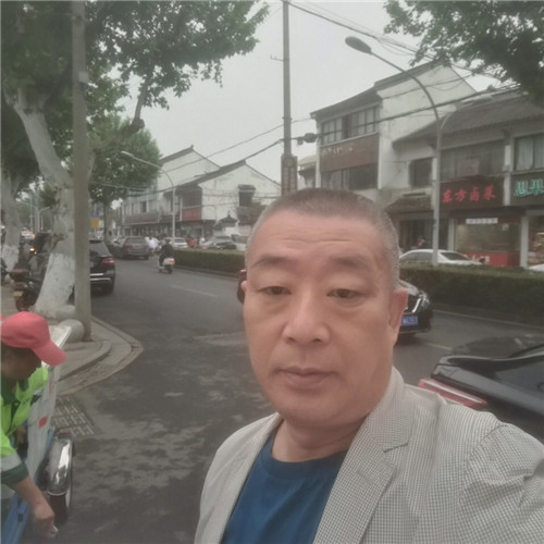 小镇老板接到少数民族同胞的订单，驱车80公里配送