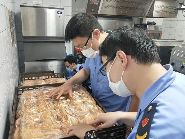 过期面包做汉堡、养海参放敌敌畏、旧袜子做毛巾……“3·15”曝光了这些企业