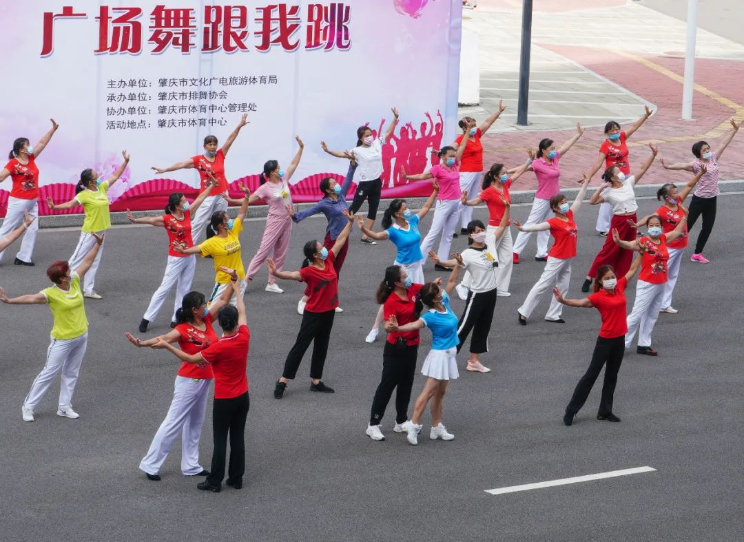 全民健身广场舞动起来视频,开心健身广场舞幸福跳起来