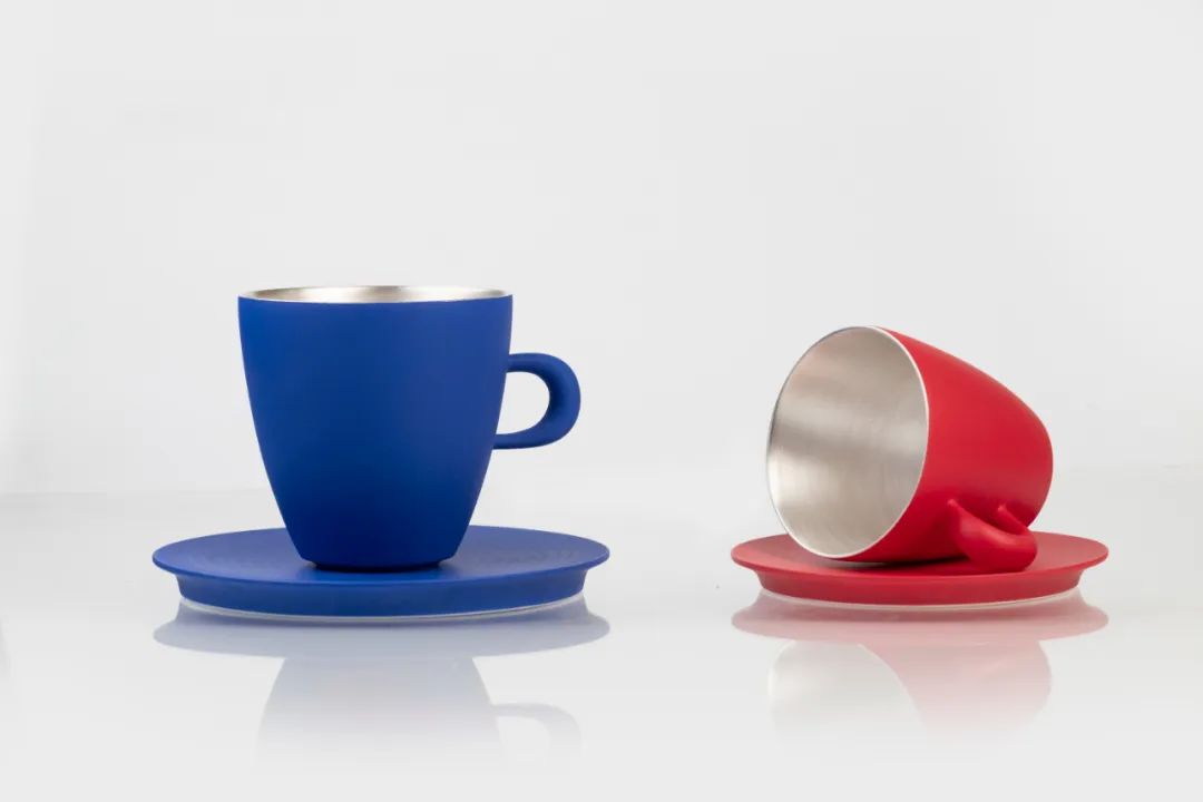 把故宫红、青花蓝捧在手心，以“银杯”畅饮