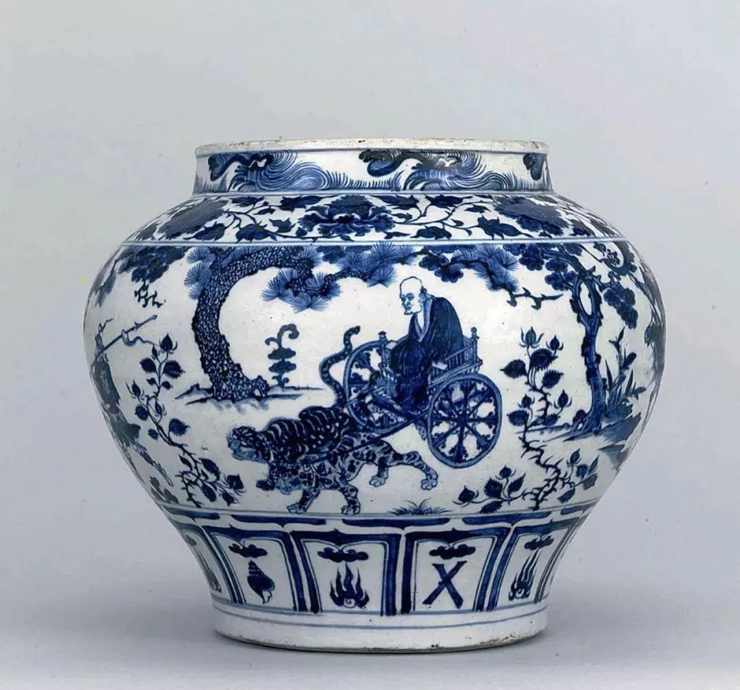 把故宫红、青花蓝捧在手心，以“银杯”畅饮