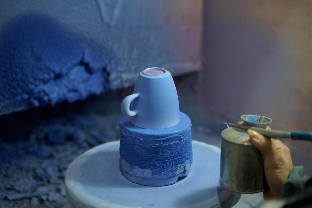 把故宫红、青花蓝捧在手心，以“银杯”畅饮