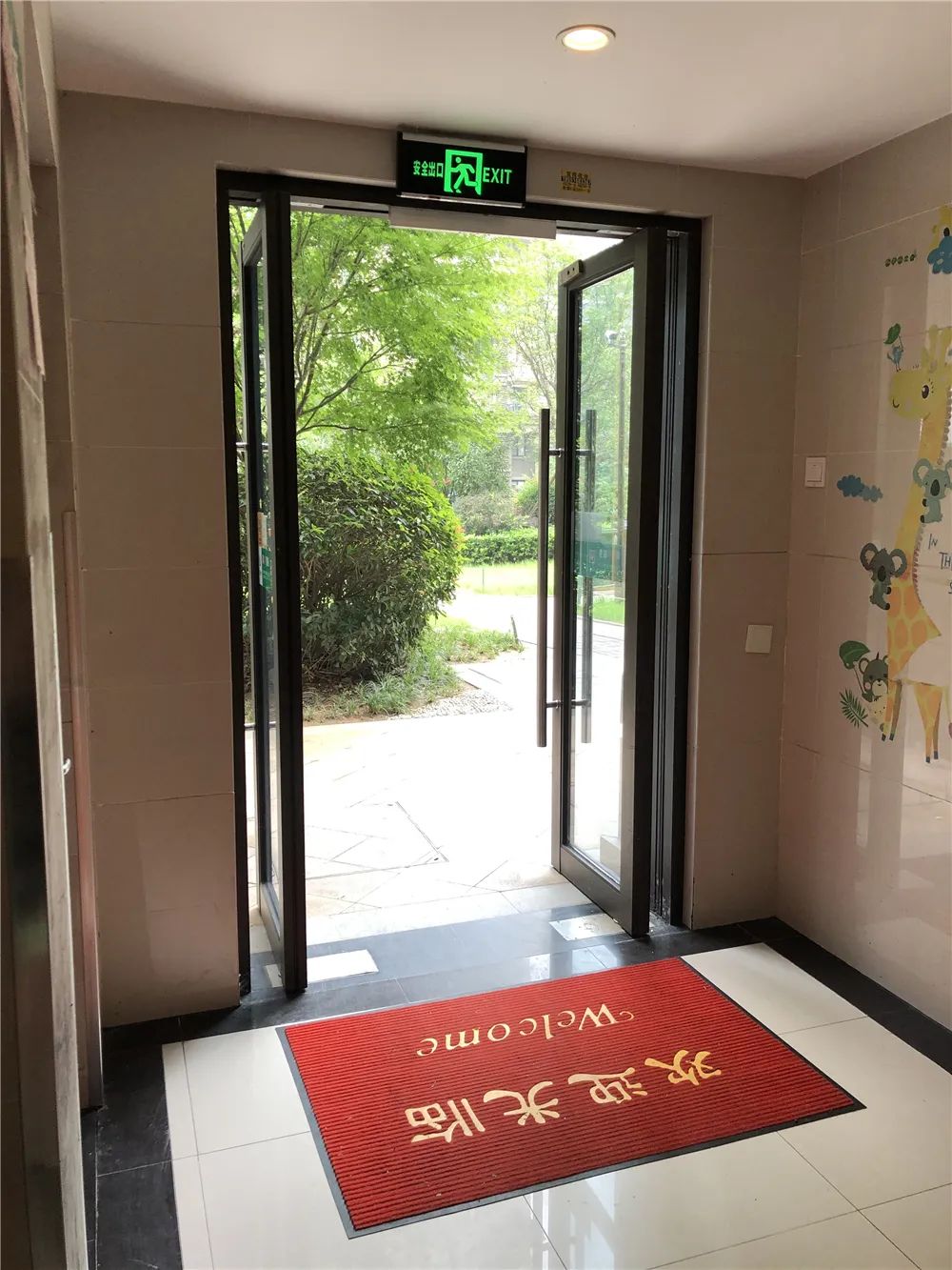 双学区，地铁近，配套全，这个网红小区交付两年却仅涨4000元/㎡