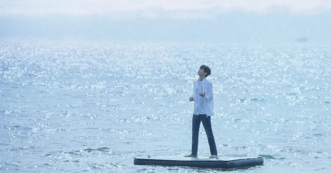 冲浪馆坐风破浪,海上冲浪坐风破浪