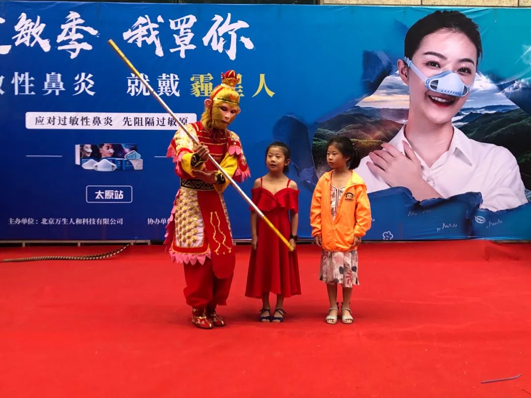 太原大街惊现“蒙鼻侠”，引路人纷纷围观，到底发生了啥