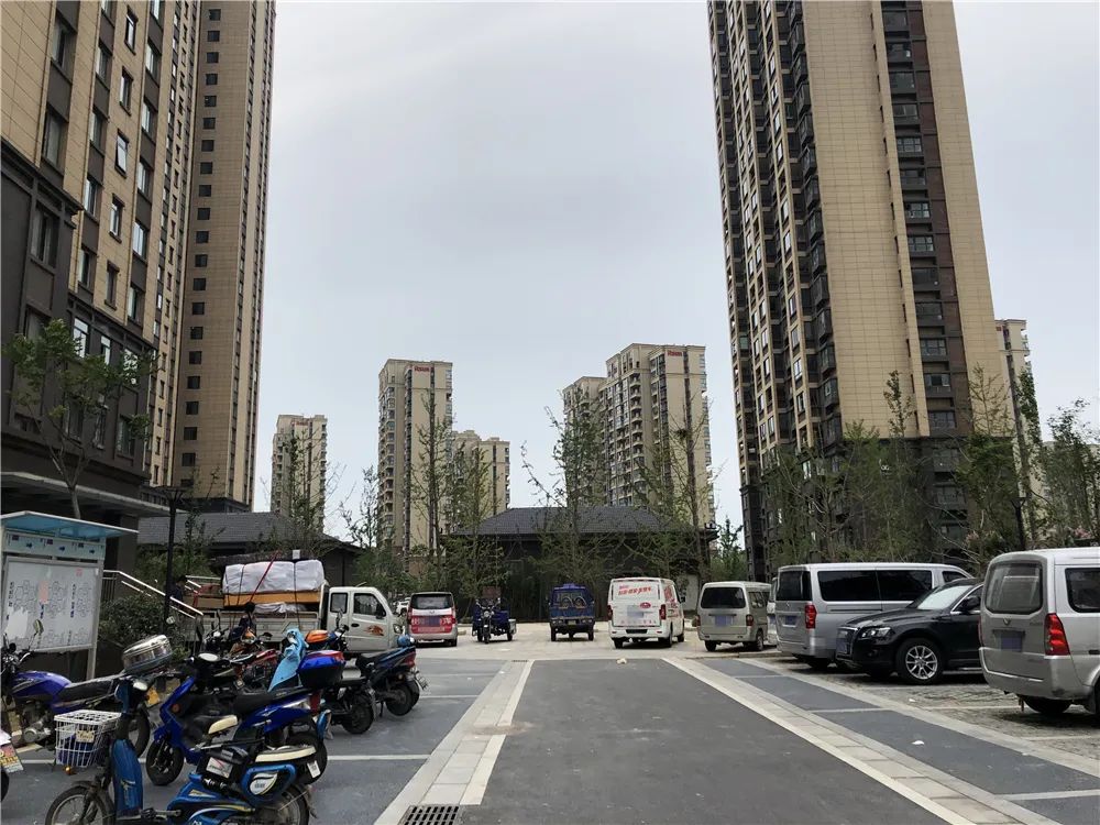 一街之隔房价多少钱一平米,一街之隔房价为何能差出8000元