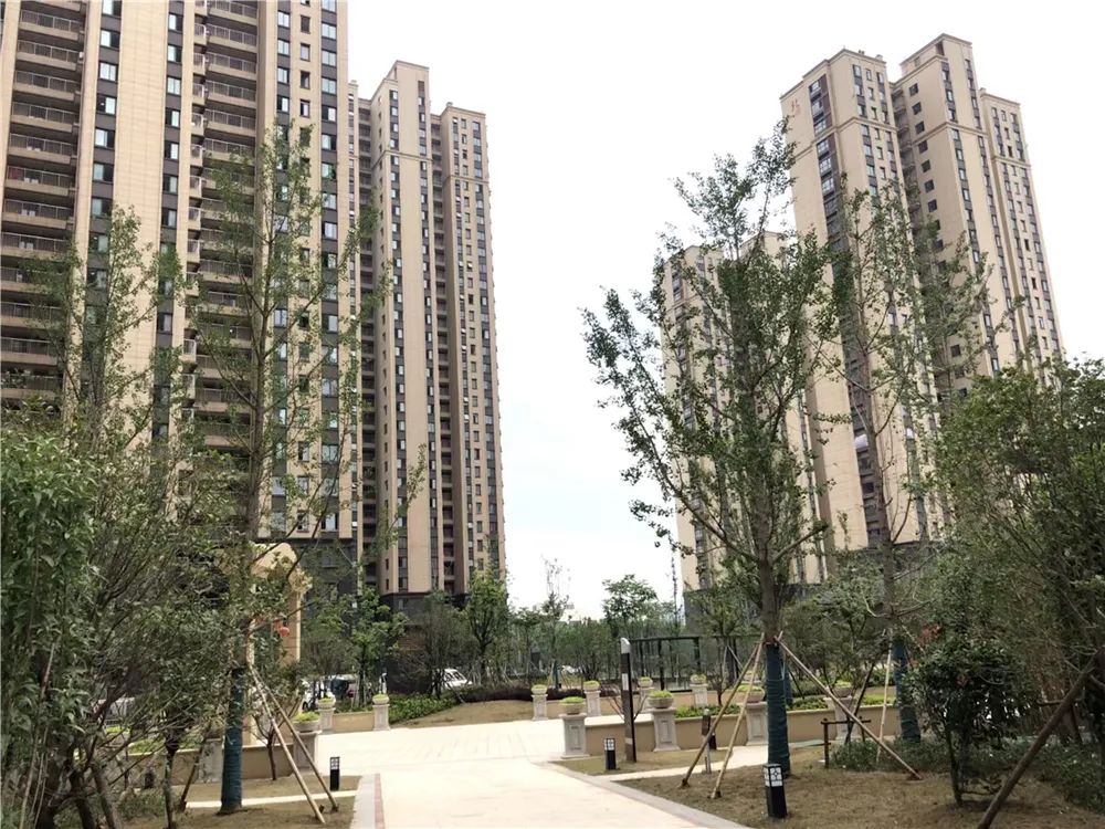 一街之隔房价多少钱一平米,一街之隔房价为何能差出8000元