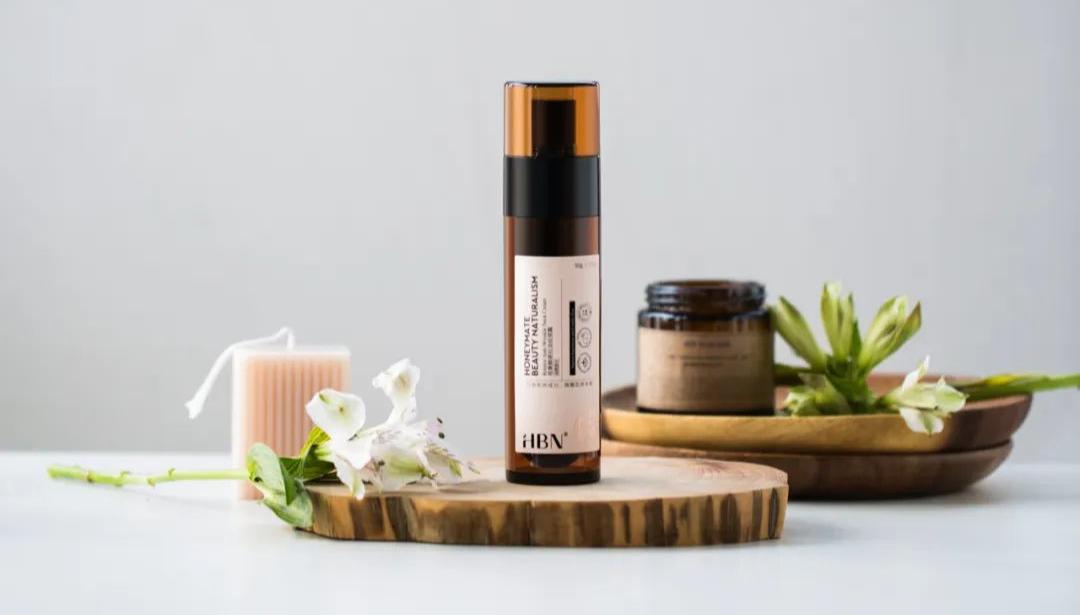 女人脖子有颈纹和年龄有关吗,一条颈纹代表二十岁