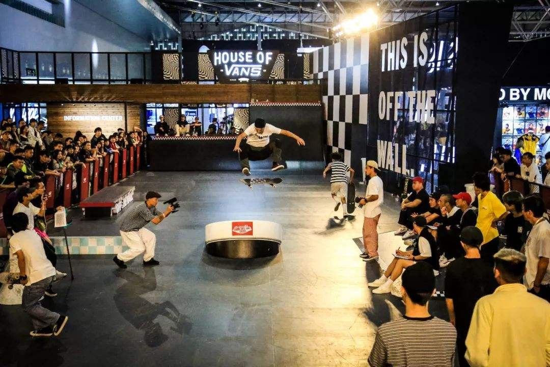 vans哪一年火起来的,vans为什么跌下神坛