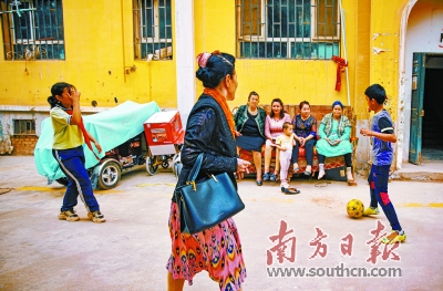 喀什足球少年受训视频,喀什古城足球少年