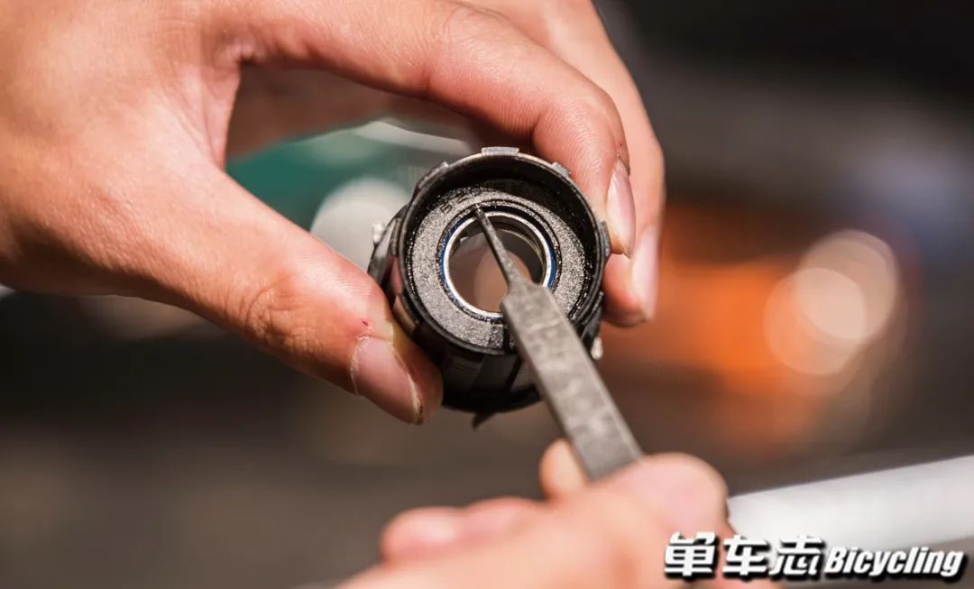 久裕培林花鼓塔基的拆卸保养视频,公路自行车培林花鼓保养