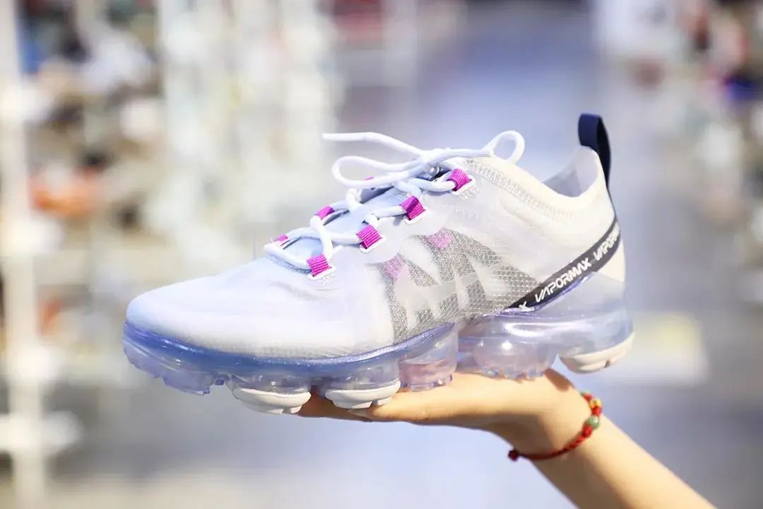 上海荟品仓阿迪达斯男款跑鞋,荟品仓城市奥莱青浦店nike