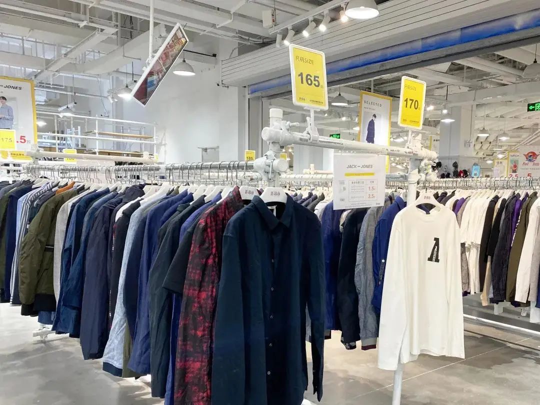 上海荟品仓阿迪达斯男款跑鞋,荟品仓城市奥莱青浦店nike