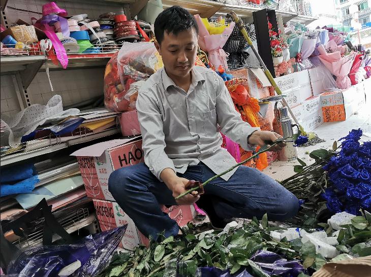 七夕走访花店,七夕鲜花走俏商圈促销多