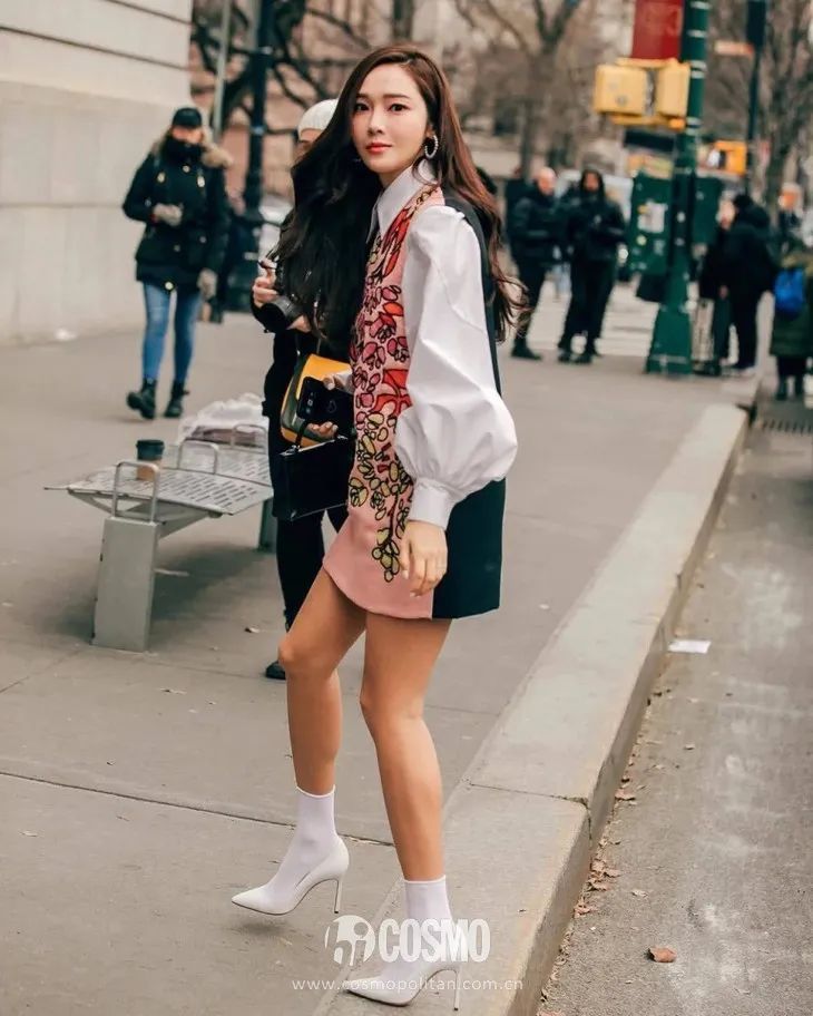 配饰狂|娜娜左黄右紫的撞色袜时髦到飞起,我有点跟不上...