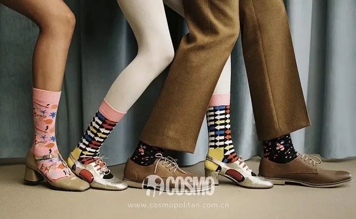 配饰狂|娜娜左黄右紫的撞色袜时髦到飞起,我有点跟不上...