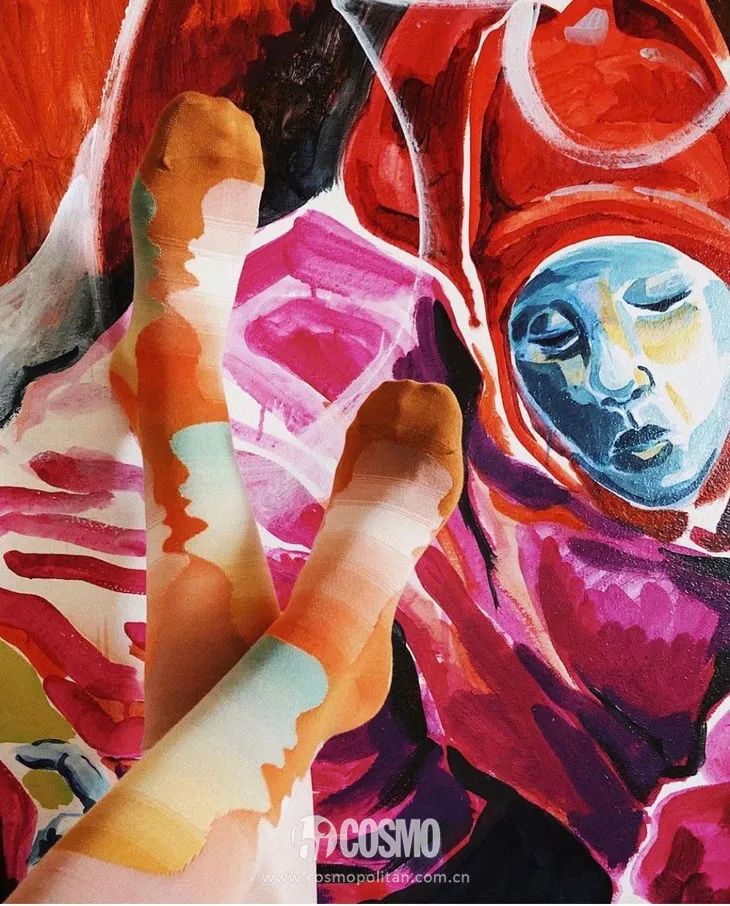 配饰狂|娜娜左黄右紫的撞色袜时髦到飞起,我有点跟不上...